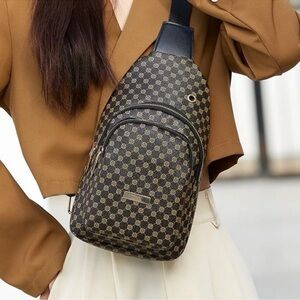 🎉HP🎉 Mini Geometric Print Sling Bag